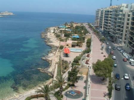 Sol, mar y alumnos en Malta