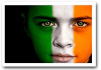 Cara de un jovén irlandes con la bandera irlandesa